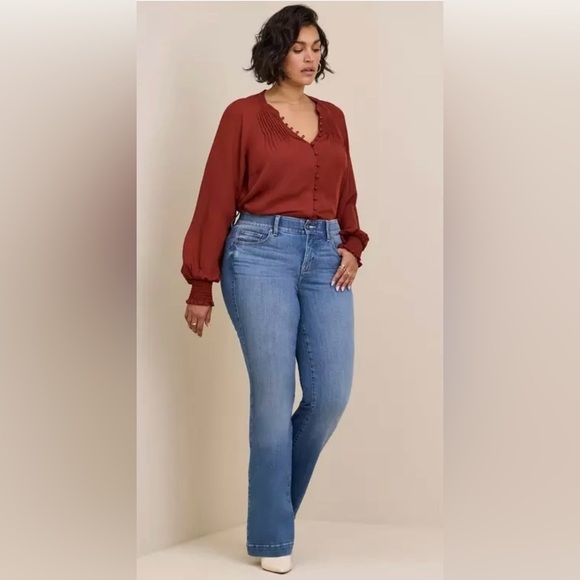 NWT Torrid Georgette Smocked Blouson Sleeve Blouse
Button-Down Blouse Size: 3 - Picture 4 of 17